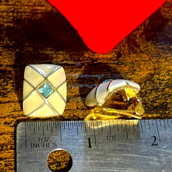 Gold Earring Pair - Picture 10 of 12